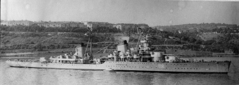     Крейсер «Слава» в Севастополе в начале 1970-х годов