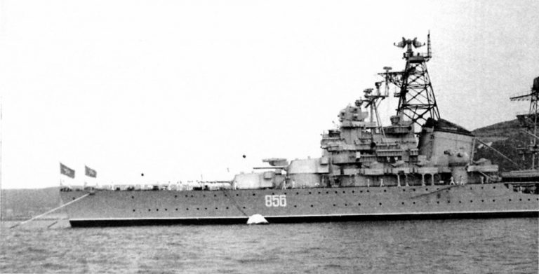     Крейсер «Слава» и опытовое судно «ОС-24» в Троицкой бухте Севастополя, 1970 год
