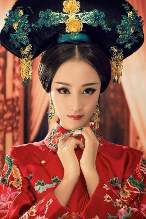       Китаянка в традиционной одежде