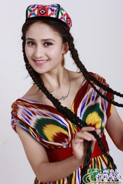       Paziliya Gulam - певица, участница уйгурской группы "Gul Yaru" из Синьцзяна.