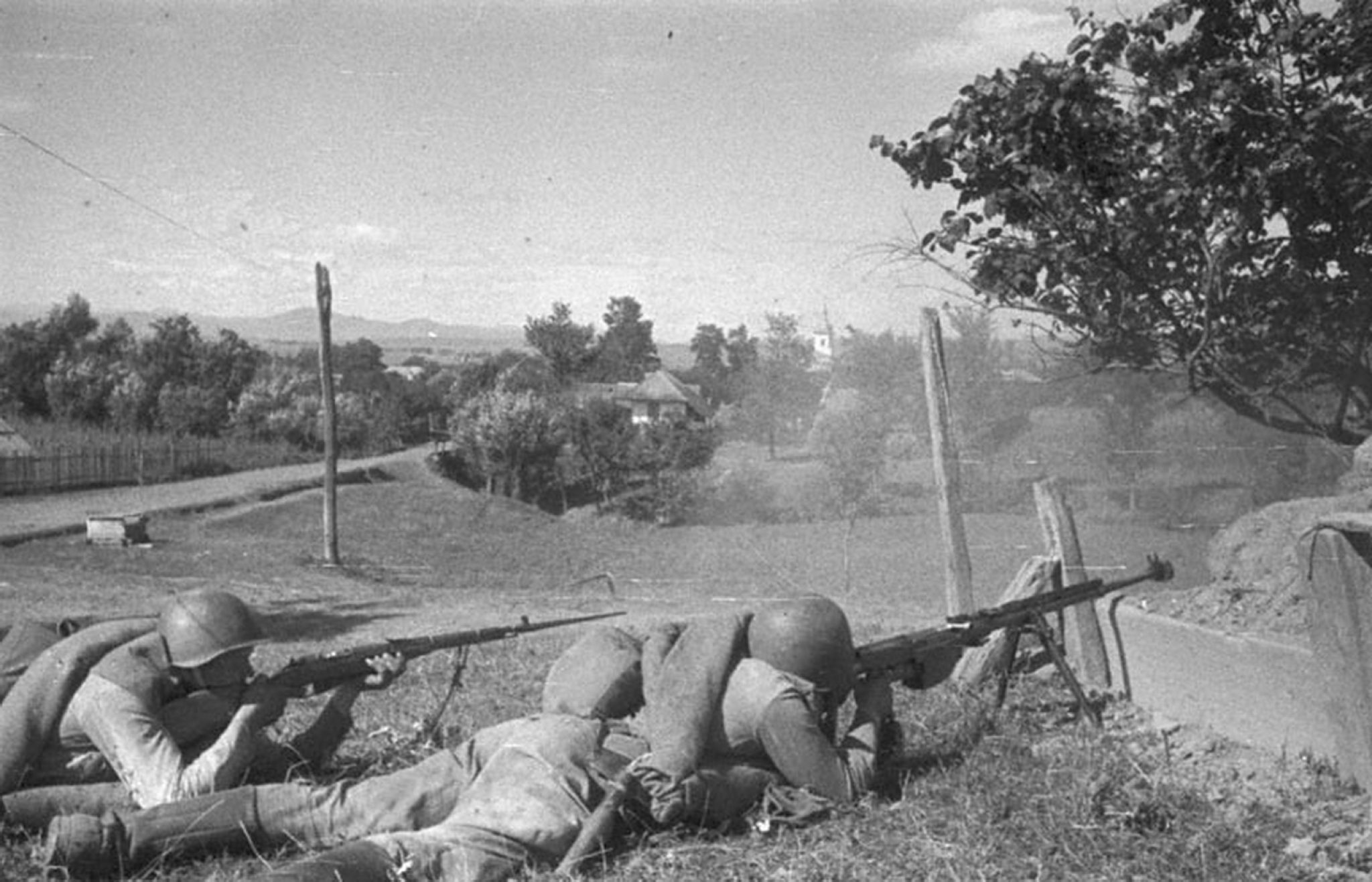 Советские солдаты в бою. ПТР Симонова 1941. ПТРС противотанковое ружье Симонова война. Бронебойщики второй мировой войны. Великая Отечественная война бой ПТР.