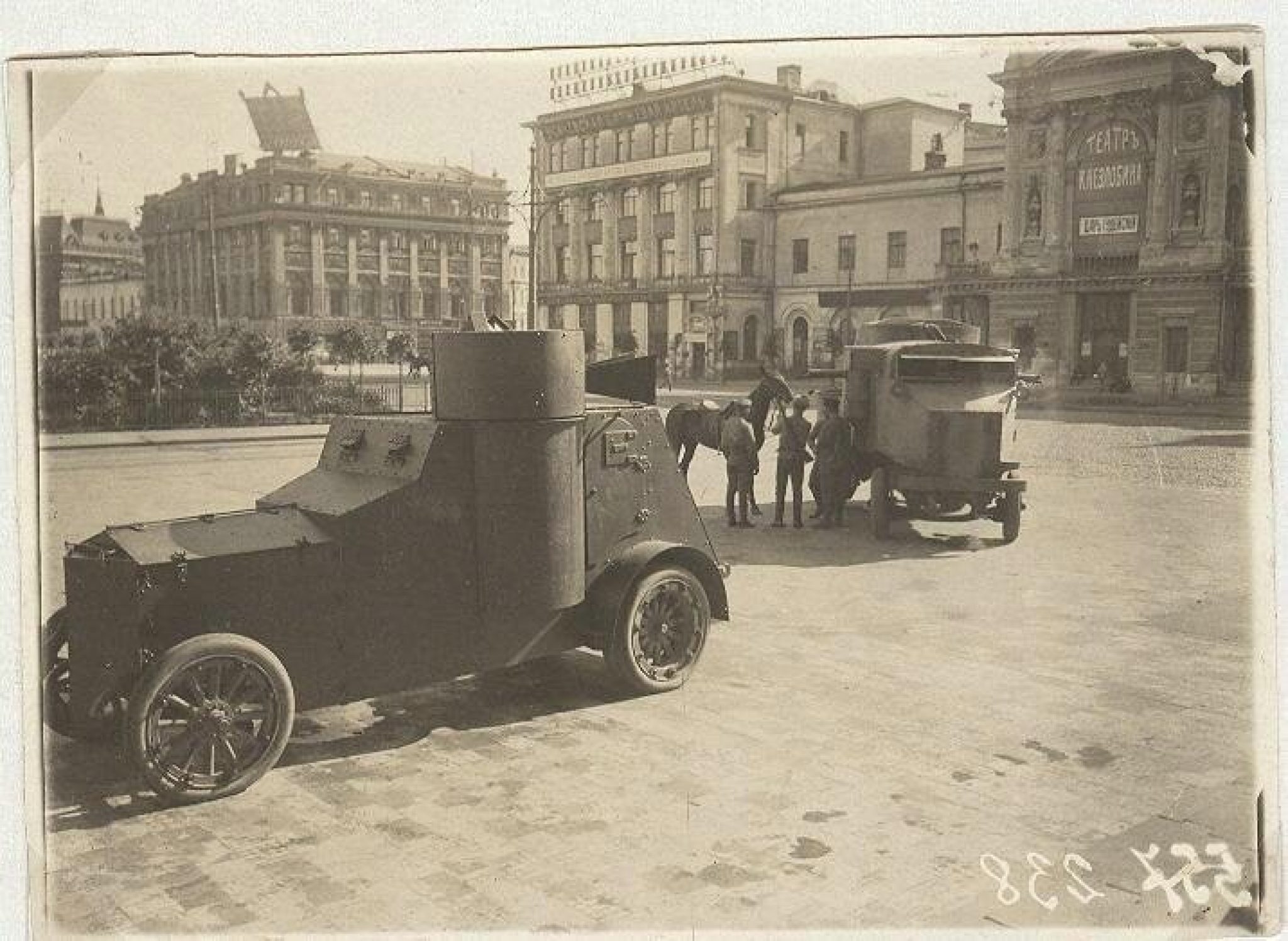 Машина большевиков. Броневик Фиат Ижорский. Бронеавтомобиль Остин 1917. Бронеавтомобиль Остин 1918 г.. Бронеавтомобиль Путилов-Гарфорд.