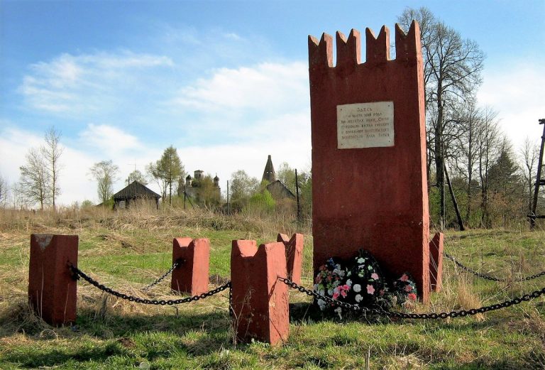       В 1972 году открыли эту мемориальную стелу у села Божонка Тверской области