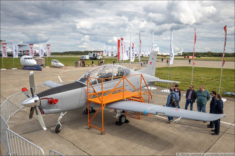 Учебно-тренировочный самолёт УТС-800. Россия