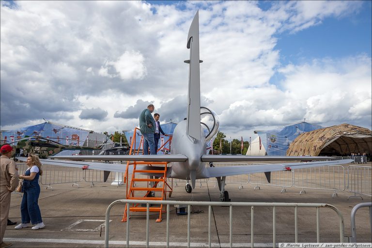 Учебно-тренировочный самолёт УТС-800. Россия