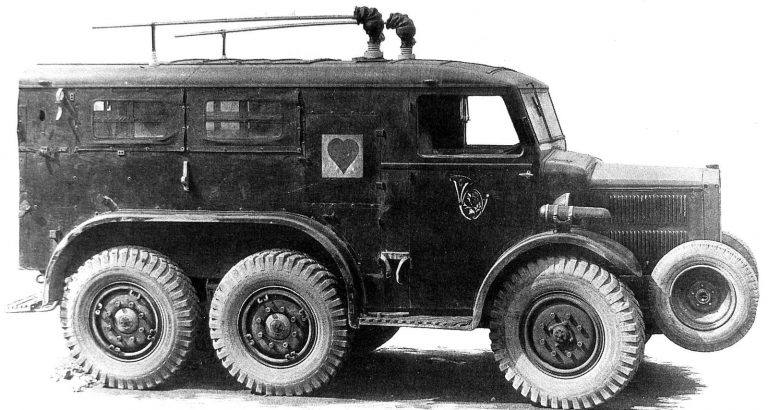 Штабной автомобиль Lorraine 28 на базе трёхтонки Tatra-28 со стандартным кузовом и радиостанцией. 1938 год