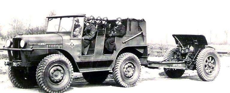 Артиллерийский тягач Latil M2TL6 с открытым кузовом и местом для четырёх человек боевого расчёта пушки. 1936 год