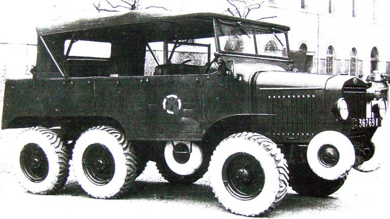    Разведывательная машина Laffly S15R первого выпуска с открытым шестиместным кузовом. 1935 год