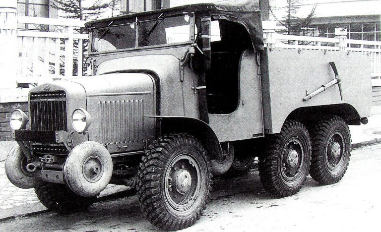 Автомобиль Laffly S15R с радиостанцией для корректировки артиллерийского огня и запасным колесом заднего расположения