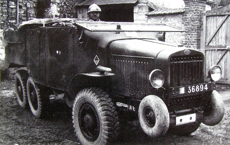 Автомобиль Laffly S15R с радиостанцией для корректировки артиллерийского огня и запасным колесом заднего расположения