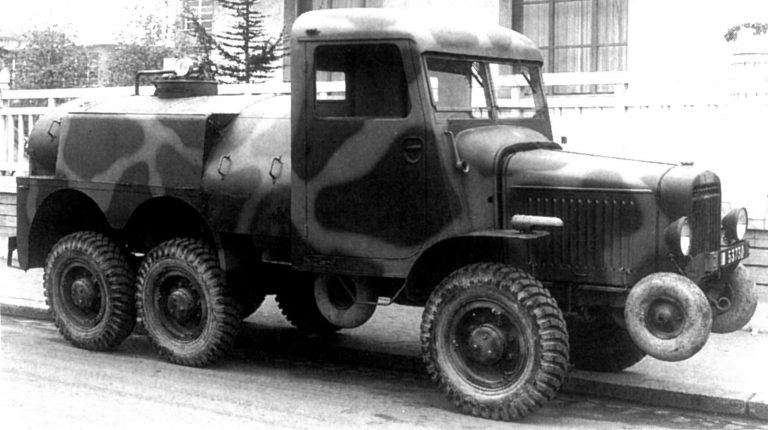 Автоцистерна Hotchkiss на шасси S20TL с ёмкостями из стали или лёгких сплавов вместимостью 1450 и 1900 литров. 1940 год
