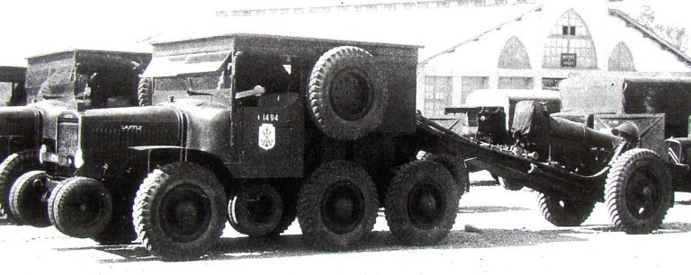    Средний тягач Laffly S25T с кузовом фургонного типа с двумя продольными скамьями и четырёхтонной лебёдкой. 1938 год