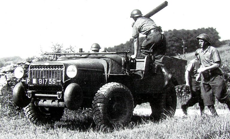    Тягач Licorne V15T, идентичный машине Laffly, на учениях кавалерийских подразделений на юге Франции. 1941 год