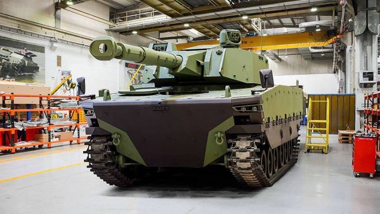  Средний танк Kaplan MT во время подготовки к выставке. Фото Defence-blog.com