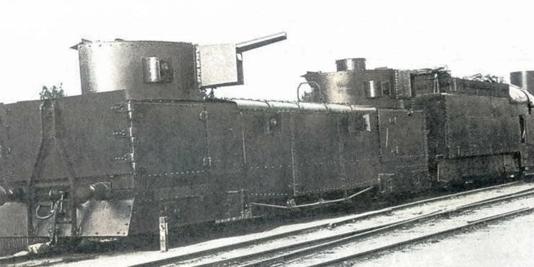       Бронеплощадка бронепоезда №9 Красной армии вооруженная двумя 107-мм пушками в башенных установках.