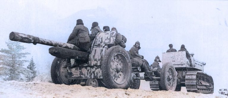       Зима 1941 года, Западный фронт. 107-мм пушка образца 1910/1930 годов выдвигается на позицию. Это орудие имеет металлические колеса с грузошинами.