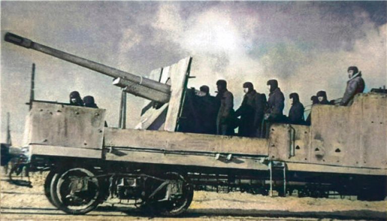       Во время Великой Отечественной 107-мм пушки снова оказались на вооружении бронепоездов. В частности на фото бронеплощадка бронепоезда №2 "За Родину"
