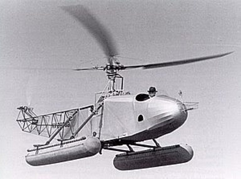  Один из первых полетов VS-300 (Vought-Sikorsky VS-300).