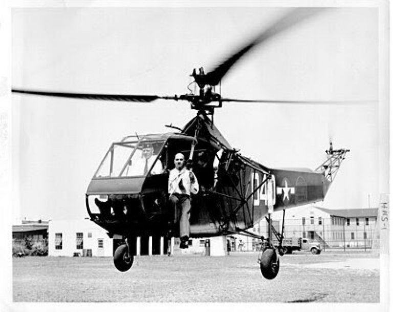  Командир Фрэнк А. Эриксон, и Игорь Сикорский, Sikorsky R-4 Hoverfly (вариант для береговой охраны), фото 1944 год.