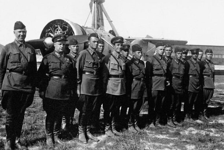  Группа летчиков, обучающихся полетам на А-7, 1941 г.