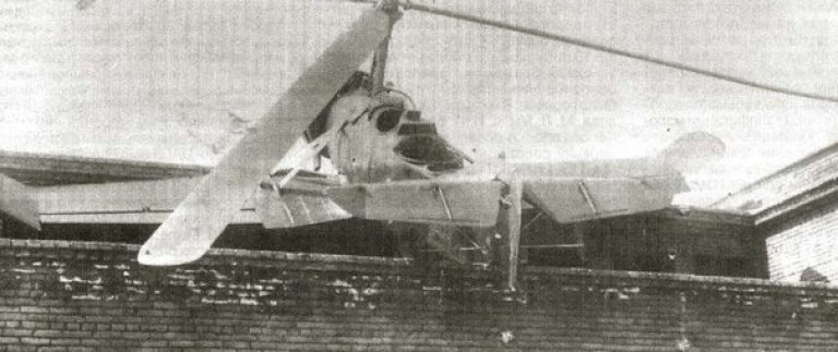  Военный автожир А-7-3а. При обучении пилотажу военных летчиков, летчик не рассчитал заход на посадку и приземлился на крышу здания.