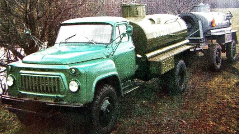  Армейский бортовой 2,5-тонный грузовик ГАЗ-52-03 для перевозки личного состава. 1966 год