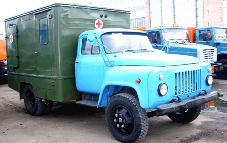  Армейский бортовой 2,5-тонный грузовик ГАЗ-52-03 для перевозки личного состава. 1966 год