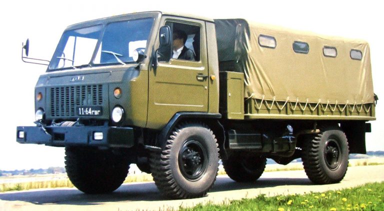 Окончательный вариант автомобиля ГАЗ-3301 с лебёдкой, надставными решётчатыми бортами и тентом. 1982 год
