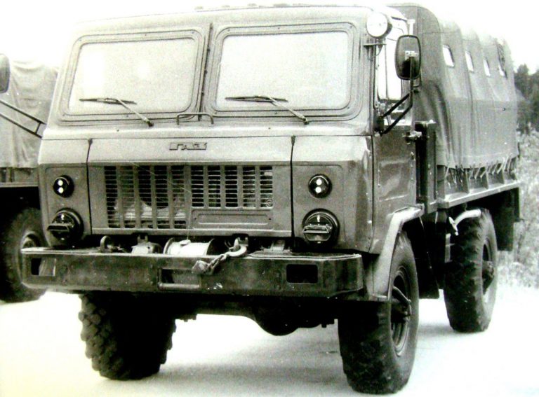 Доработанный ГАЗ-3301 с локальным бронированием на смотре новой автотехники. 1992 год (архив 21 НИИЦ)