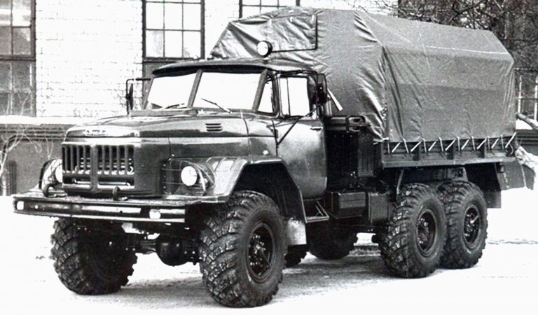  Пробный армейский грузовик ЗИЛ-Э4344 с аллигаторным капотом на испытаниях в 21 НИИИ. 1978 год