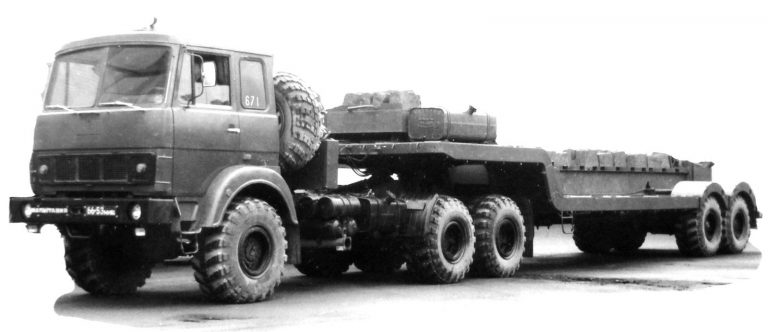  Опытный седельный тягач МАЗ-6425 с танковым полуприцепом МАЗ-938Б. (архив 21 НИИЦ)
