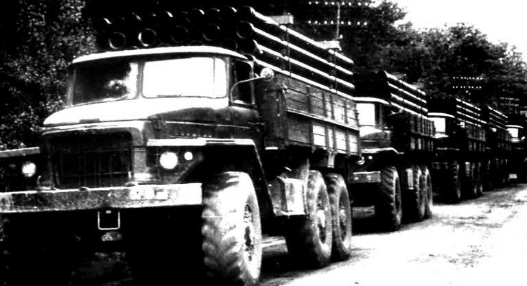 Колонна бортовых грузовиков Урал-377Н при дальней транспортировке труб различного диаметра