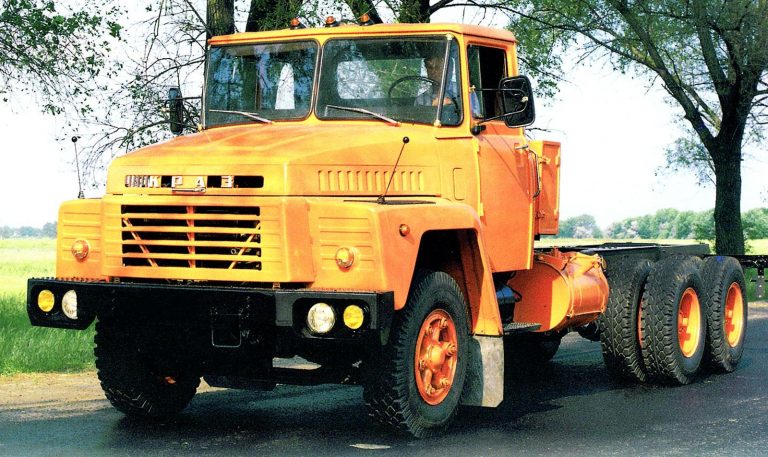  Трёхосный заднеприводный грузовик-шасси КрАЗ-250 для перевозки и монтажа тяжёлых надстроек. 1978 год