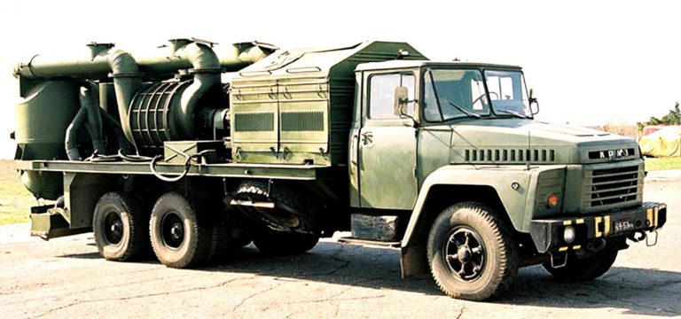 Вакуумная установка В-68 для очистки аэродромных взлетно-посадочных полос, переставленная на шасси КрАЗ-250