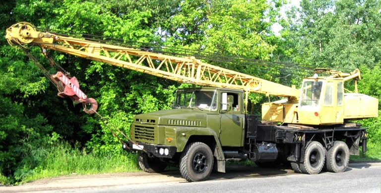 Строительный 20-тонный дизель-электрический кран КС-4562 на специальном шасси КрАЗ-250К. 1991 год