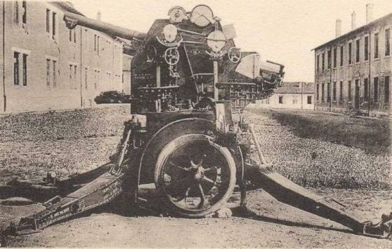   Canon de 75 mm antiaérien Mle 1917. Буксируемая версия, времён Первой Мировой. Оставалось всего 70, остальные были переделаны.