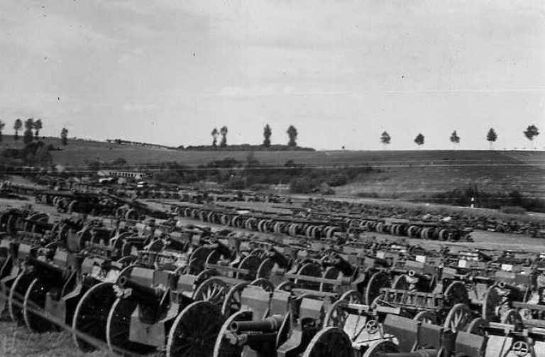  Ряды захваченных Вермахтом французских орудий.
