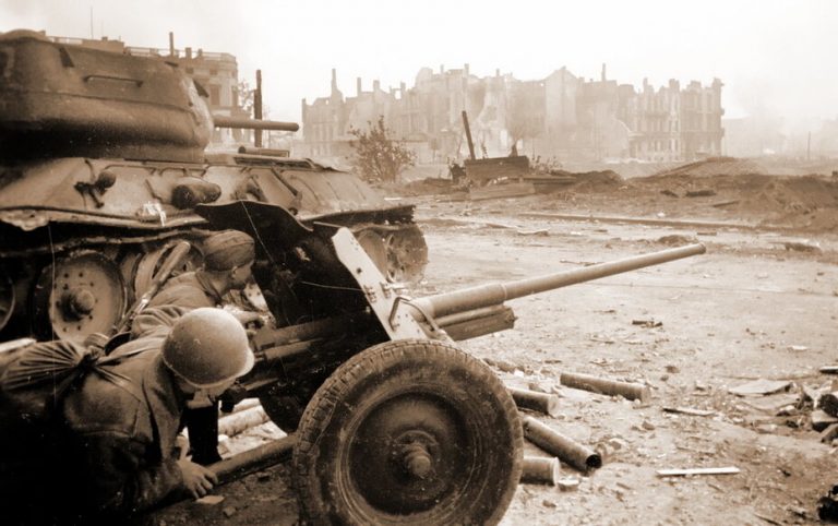  Апрель 1945 г. Пушка М-42 с цельнометаллическими колесами в Берлине (РГАКФД)