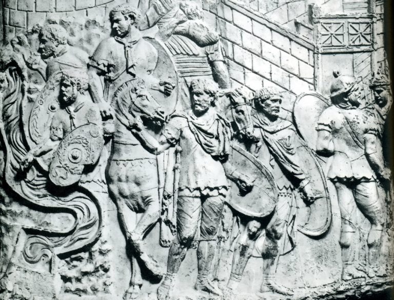 Барельеф колонны Траяна с изображением ауксилариев (солдат римских вспомогательных войск)