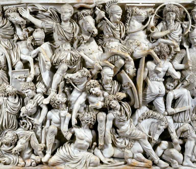 Горельеф на саркофаге III века н.э. изображает сражение между римлянами и варварами (Национальный римский музей)