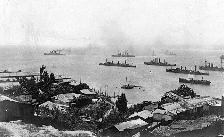       Германская Восточноазиатская эскадра в Вальпараисо в ноябре 1914 года; Капитан Прат крайний правый