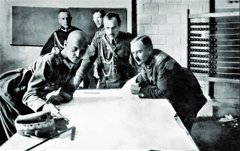  Генерал Сикорский в штабе 3-й армии, август 1920 года. У Польши было немало опытных командиров, обученных в царской России или воспитанных войной на стороне Германии.