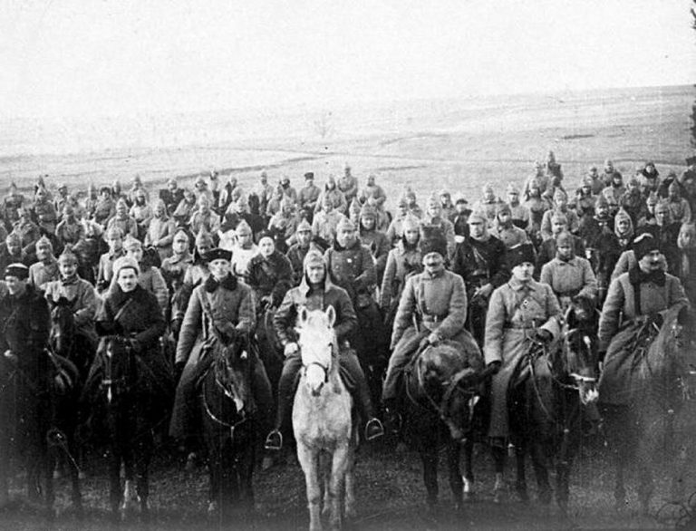  Командиры 1-й конной армии красных, 1920 год. Буденный и Ворошилов справа.