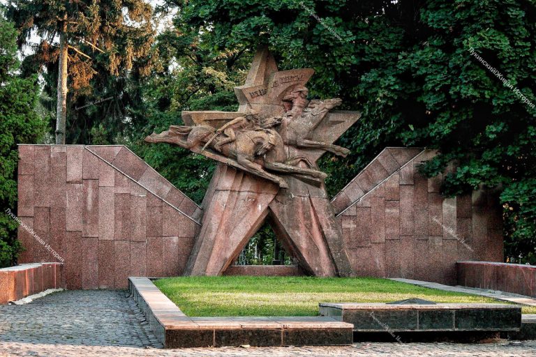       памятник павшим бойцам Первой Конной армии в украинском городе Ровно