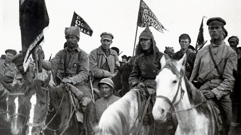  1-я конная в Польше. У каждого красноармейцы была своя история попадания к Буденному. А также разное оружие, обмундирование, уровень храбрости и хитрости