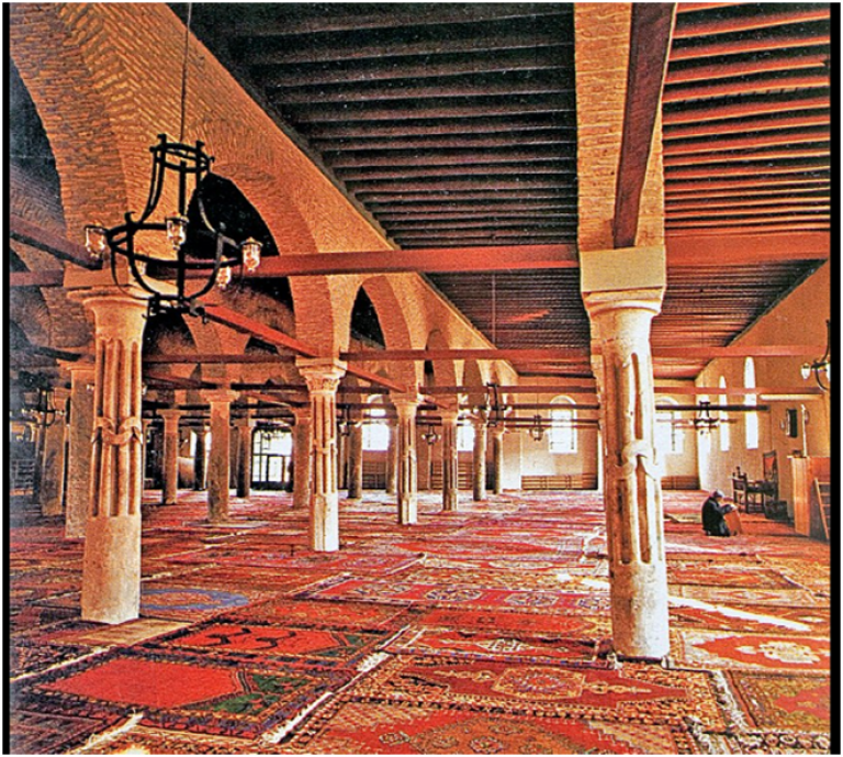  Сохранившаяся до наших дней мечеть (вид изнутри) времен сельджукского султана Ала ад-Дина в Конье (islamansiklopedisi.org.tr)