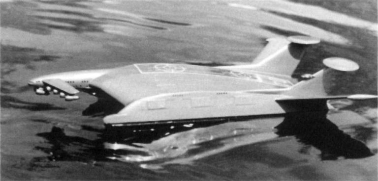  Один из макетов авианосца-экраноплана А-2000
