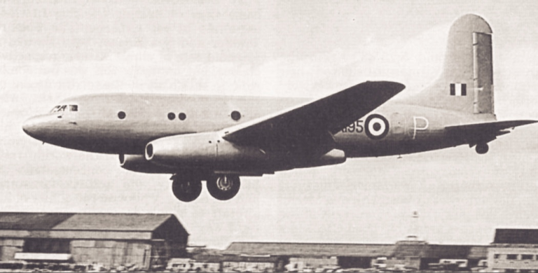 Avro Tudor 8 - один из первых транспортных самолётов с реактивными двигателями. 1948 год