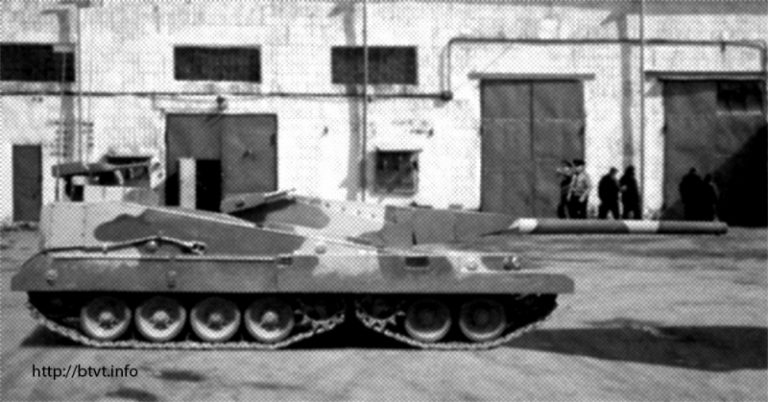 Полноразмерный макет перспективного советского танка «Объект 490», разрабатывавшегося в Харьковском конструкторском бюро по машиностроению имени А. А. Морозова (ХКБМ), снимок 1989-1991 годов. Вооружение - 152-мм пушка 2А73 с автоматом заряжания с двумя горизонтально расположенными конвейерами, 30-мм гранатомет на задней башне и два 7,62-мм пулемета ТКБ-666. По периметру танка и в шахтах между бортами отсека экипажа для поражения целей, атакующих сверху были размещены 26 мортир КАЗ «Штандарт» (с) btvt.info
