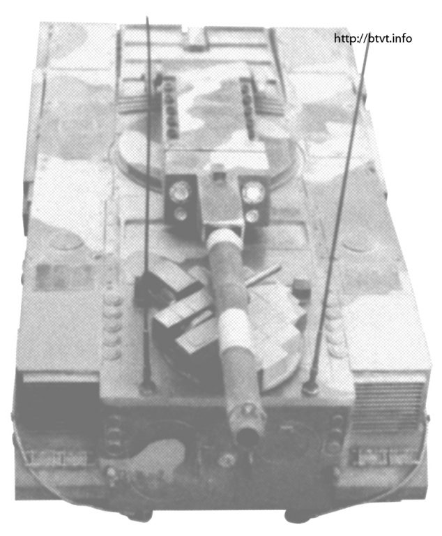  Над отсеком экипажа танка «Объект 490» размещалась вторая башня с дополнительным вооружением, панарамическим прицелом с визуальным каналом и дневно-ночной телевизионный прицел, устанавливающийся на станке вместе с автоматическим гранатометом. Вид на корму – вторая башня с блоками динамической защиты и дополнительным вооружением, установлен максимальный угол возвышения пушки. Мортиры КАЗ «Штандарт» в кормовой части и бортах отсека экипажа. В кормовой части отсека два люка экипажа, люк механика-водителя снабжен иллюминатором для вождения по-походному (кормой вперед) (с) btvt.info